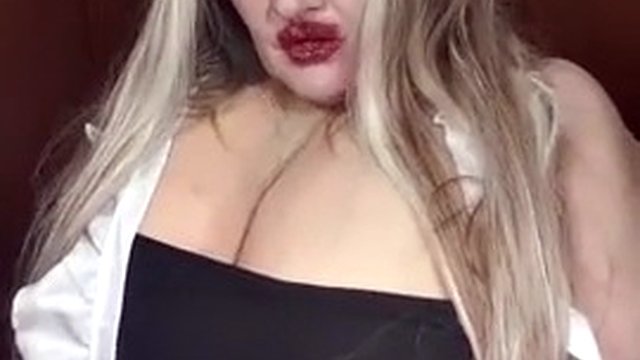 Susi sexy cameriera gioca con un giocattolo e si masturba
