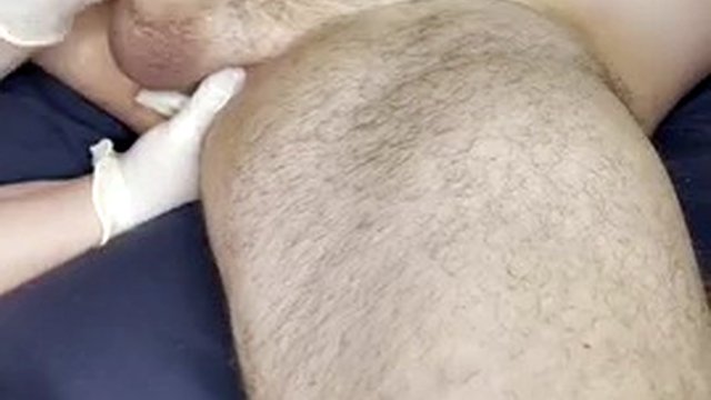 Ela faz uma massagem na próstata dele!