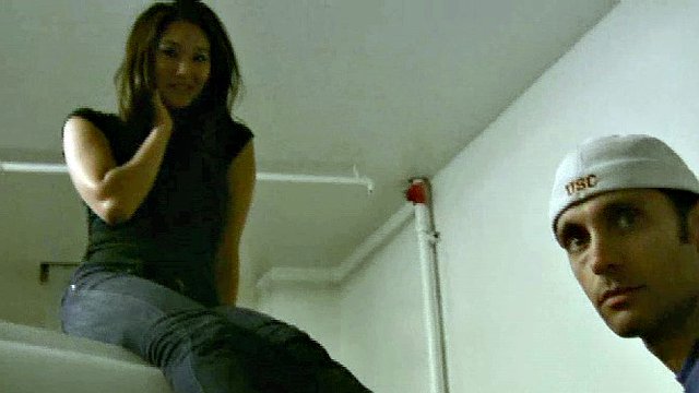 Ragazza asiatica si fa adorare i piedi