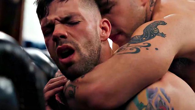 Muscle Daddy Rails Twink Latino - ASGmax