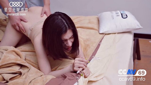 Modelo - ¡Novia caliente de alquiler se folla a papá!