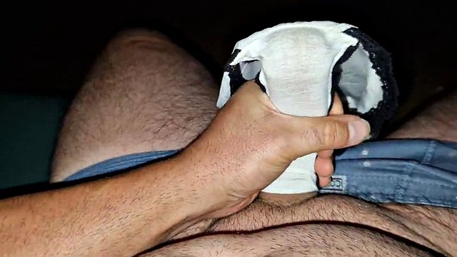 Io uso le mutandine della moglie del mio vicino per masturbarmi e le sborro dentro la figa e le faccio inzuppare del mio sperma