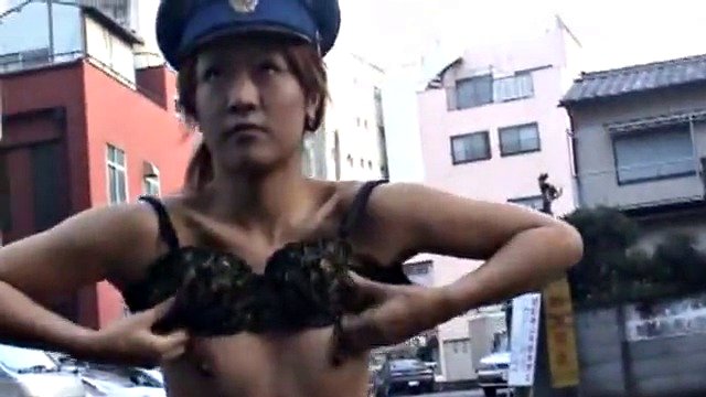 Desnudez pública japonesa subtitulada minifalda policía striptease