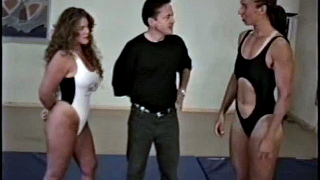 Lutte FBB avec fin de facesit dominante : gros cul, milf et porno fétichiste