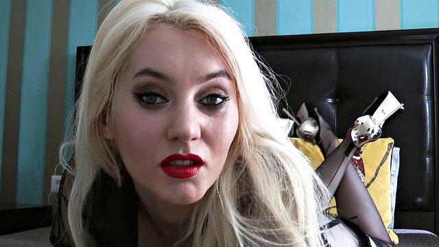 ブロンドがストッキングを履いた男を支配する